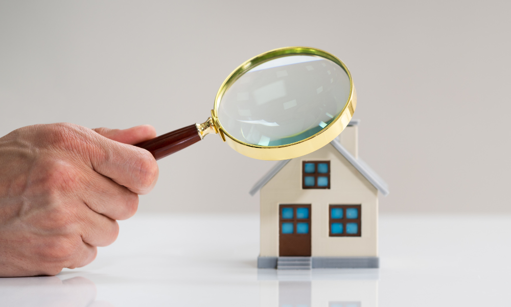 Casa siendo tasada por un experto