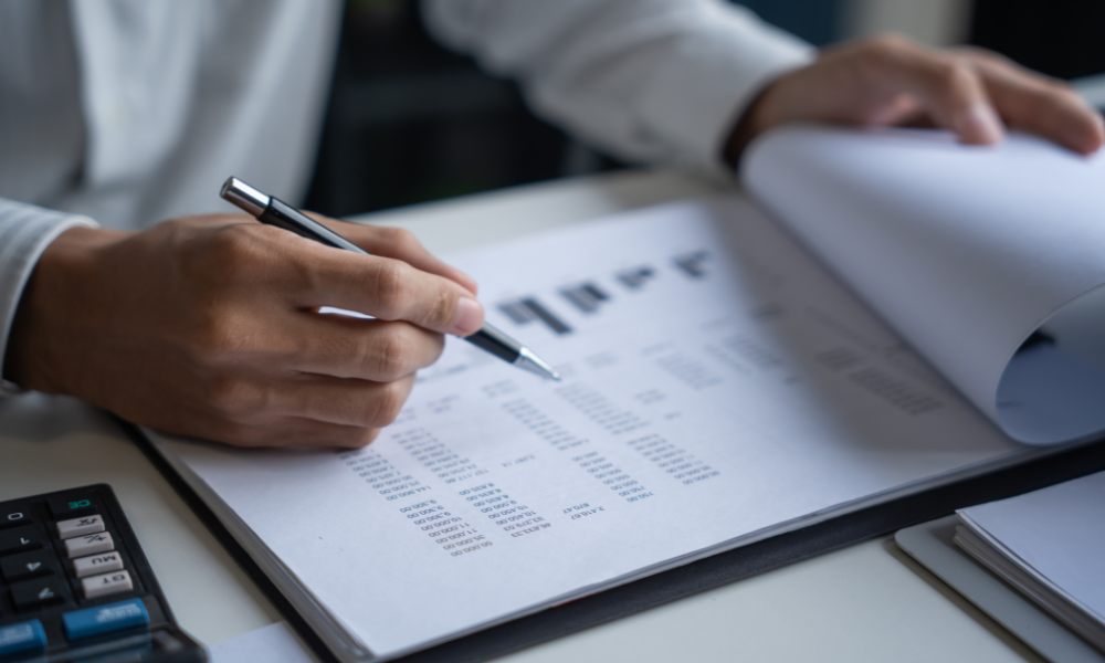 Experto realizando la tasación de una vivienda